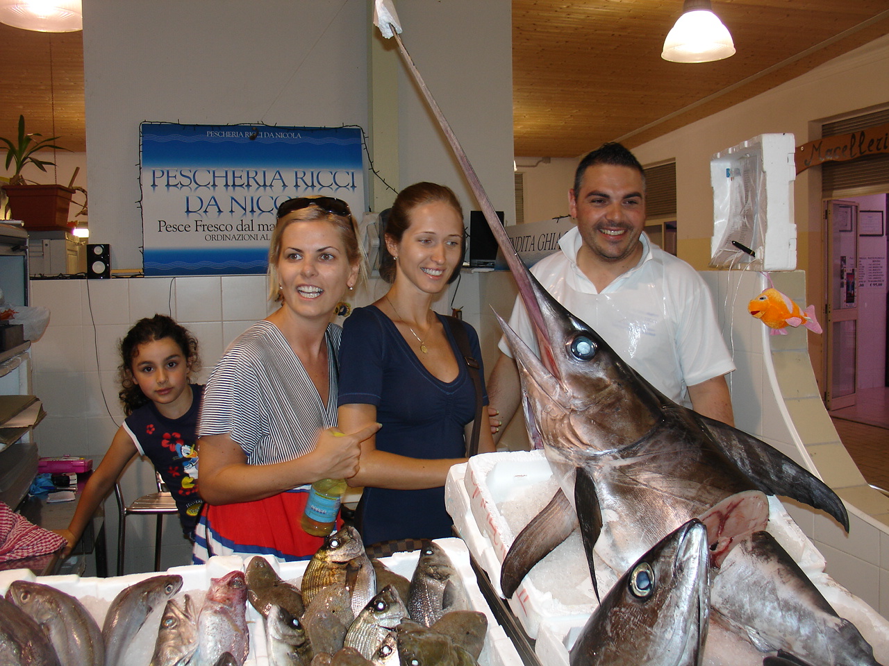 Pintadera AllegraMente course for holiday makers takes you to the fish market Alghero